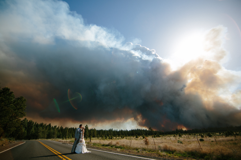 Illustration for article titled How this couple ended up with the most dramatic wedding pictures ever